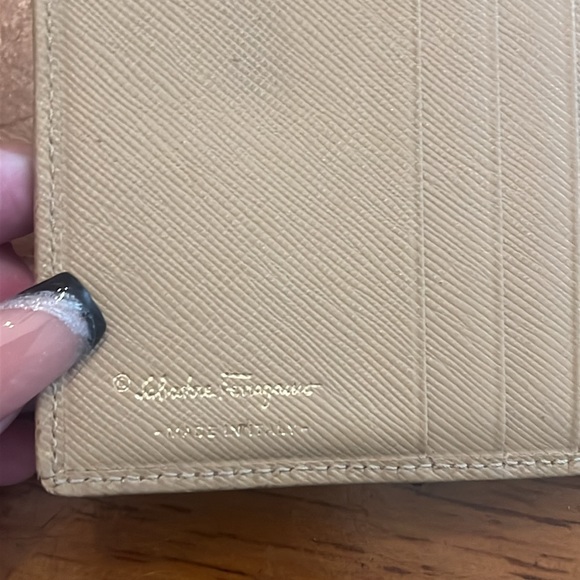 SALVATORE FERRAGAMO camel 🐫 colored Bifold Wallet with Gold clasp EUC - Picture 4 of 10